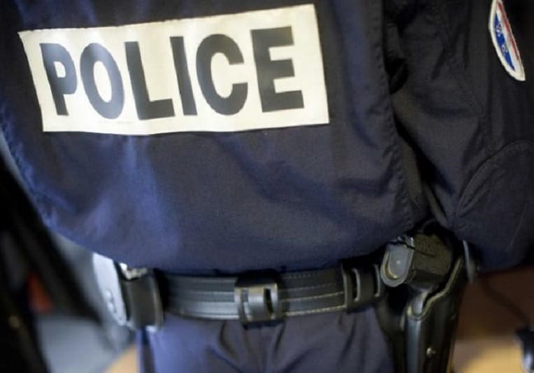 France : six mois ferme pour un policier qui avait giflé un migrant