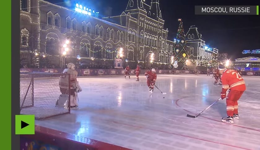 VIDÉO. Poutine joue un match de hockey sur glace sur la place Rouge
