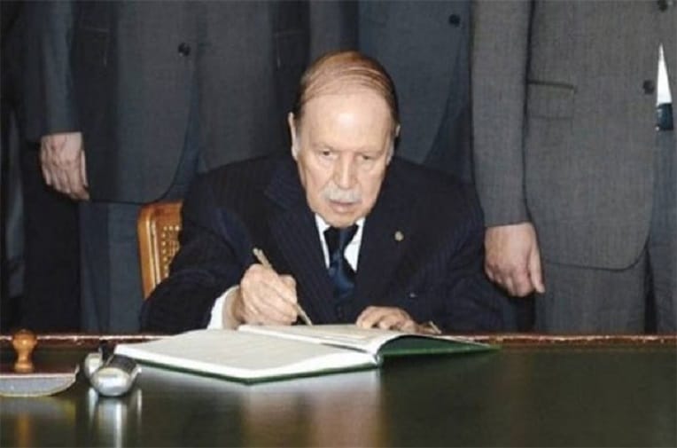 VIDÉO. Bouteflika signe la Loi de finances 2018