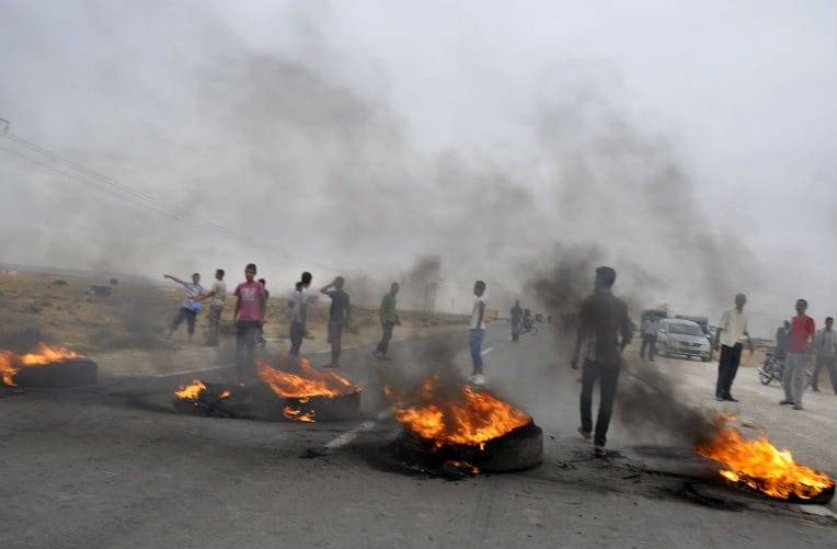 Des manifestants bloquent la route Bouira – Tikjda