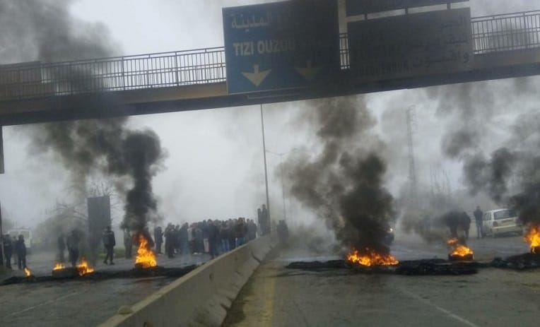 La route reliant Bejaïa à Alger fermée à la sortie de Tizi Ouzou