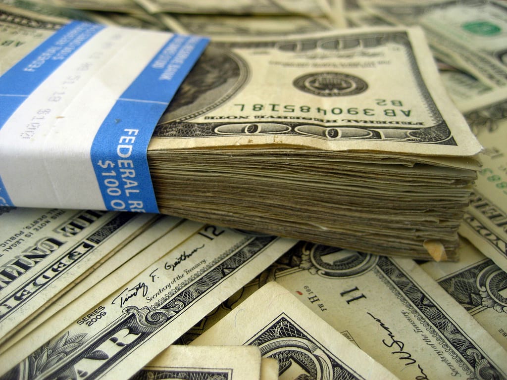 Nouveau record à la baisse du dinar algérien face au dollar