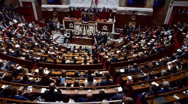 La France instaure la tenue « neutre » pour ses députés