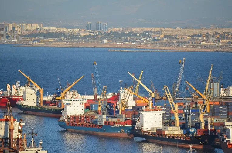 Le déficit commercial en très forte baisse mais les importations restent à un niveau élevé
