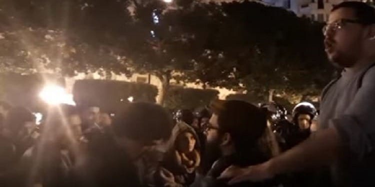 Contestation sociale en Tunisie : des protestataires brandissent le drapeau algérien