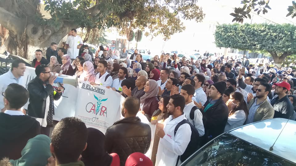 Les médecins résidents maintiennent leur grève, 2e rassemblement nocturne au CHU Mustapha