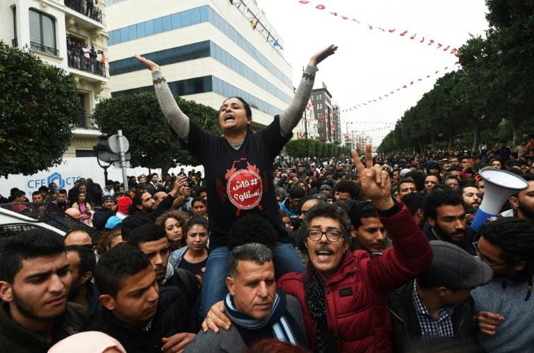 Tunisie : 200 arrestations, dizaines de blessés après une nouvelle nuit d’affrontements