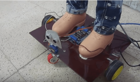 ​VIDÉO. ​Une étudiante ​algérienne construit un robot dans sa chambre