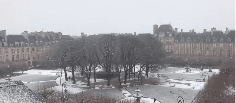 VIDÉOS. Neige à Paris : la tour Eiffel fermée