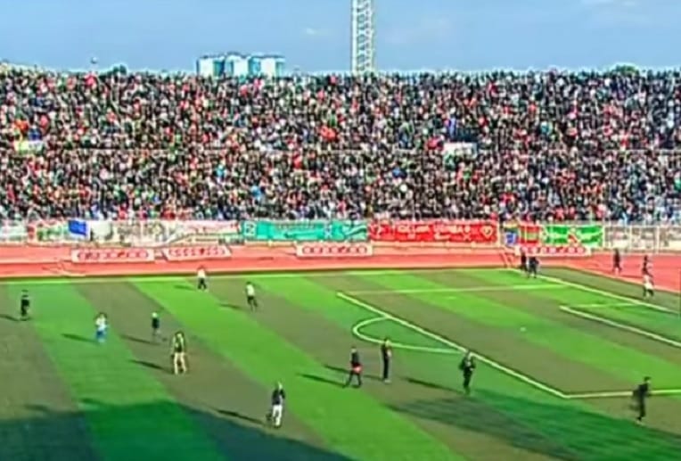 VIDÉO. Le terrain du stade de Sidi Bel-Abbès envahi par les supporters