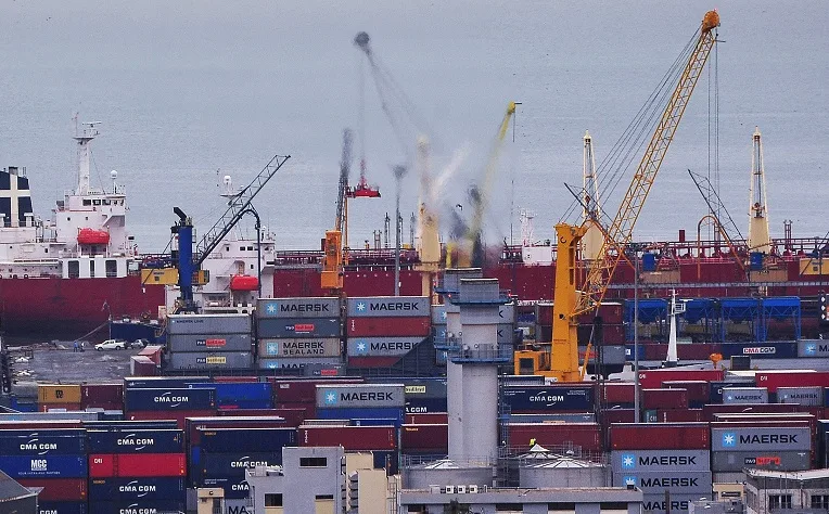 Forte baisse du déficit commercial, les importations restent à un niveau élevé