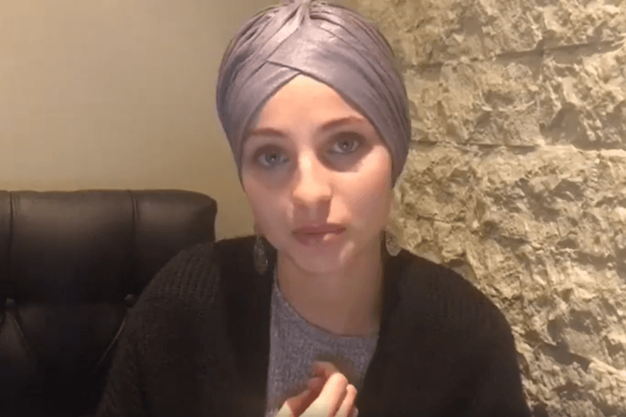 France : Mennel, la jeune chanteuse musulmane de The Voice, jette l’éponge