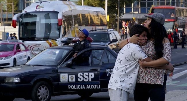 Un puissant séisme secoue le Mexique, l&rsquo;hélicoptère d&rsquo;un ministre s&rsquo;écrase (Vidéo)