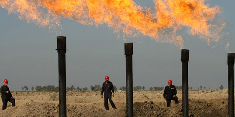 Le pétrole termine en hausse, profite d’une baisse des puits américains