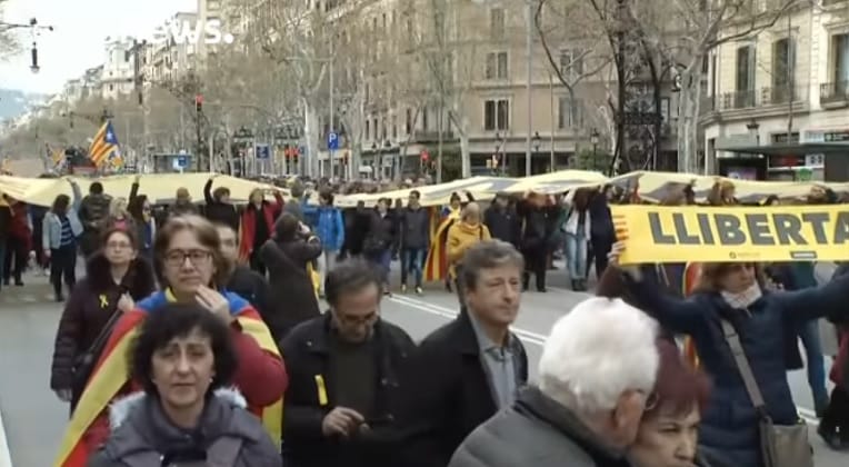VIDÉO. Manifestation houleuse à Barcelone après l&rsquo;arrestation de Puigdemont