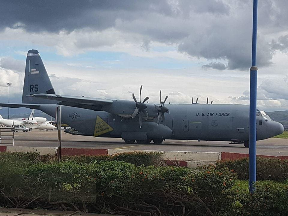 Que faisait un avion militaire américain à l’aéroport d’Alger ?
