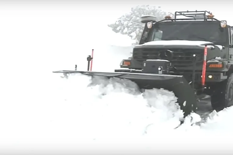 VIDÉO. Chutes de neige : l&rsquo;armée intervient pour déneiger les routes