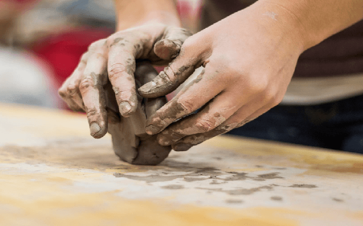 En quête de sens, des jeunes diplômés français plaquent tout pour devenir artisans