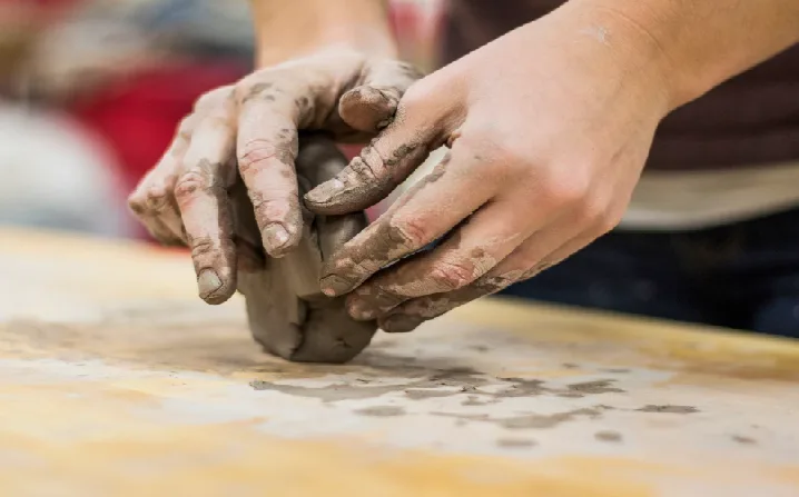 En quête de sens, des jeunes diplômés français plaquent tout pour devenir artisans