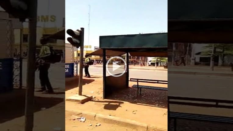 VIDÉOS. Manifestations et affrontements devant l&rsquo;ambassade d&rsquo;Algérie au Mali