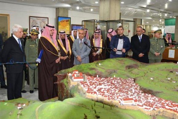 Deux ministres pour accueillir le ministre saoudien de l&rsquo;Intérieur : une curiosité protocolaire qui suscite des interrogations