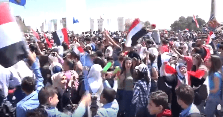 VIDÉO. Des milliers de Syriens fêtent à Damas la « victoire » dans la Ghouta et dénoncent les frappes