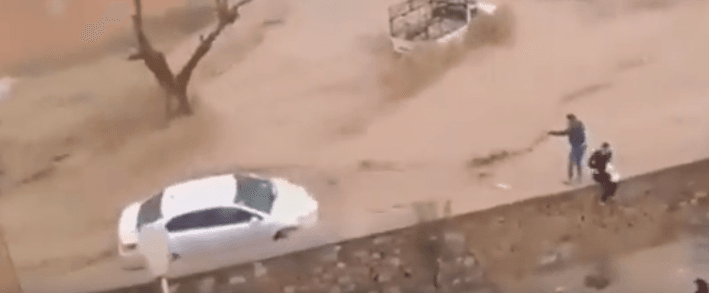 VIDÉO. Inondations à Tiaret : des voitures submergées et charriées par les eaux