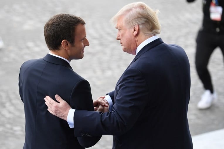 VIDÉO. Le geste dérangeant de Trump qui balaye les pellicules de Macron