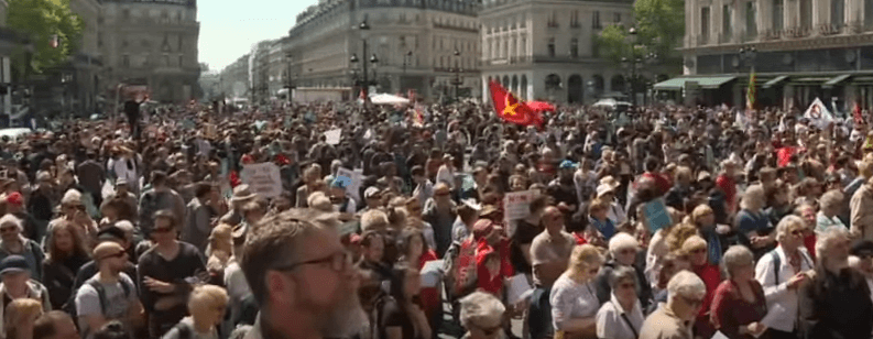 Des milliers de manifestants défilent à Paris pour faire la « fête à Macron »