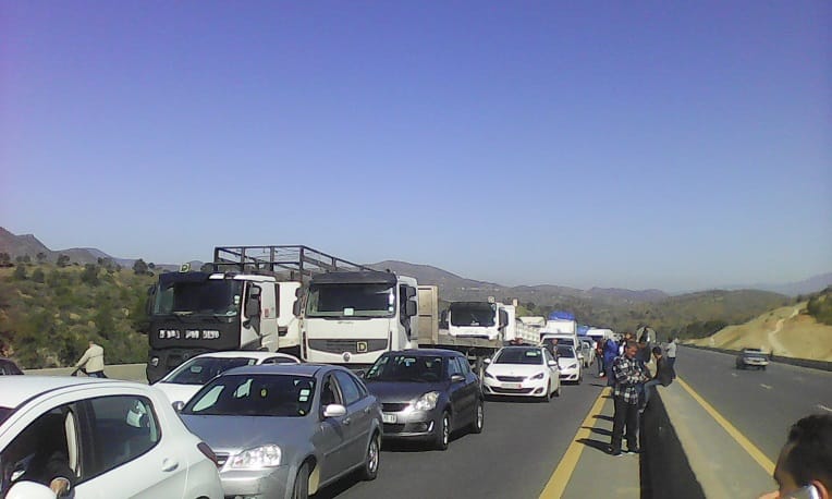 L’autoroute est-ouest fermée par les retraités de l’ANP à Hammam El Biban