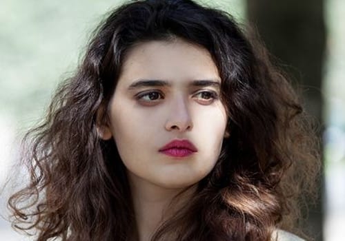 L&rsquo;actrice libanaise Manal Issa soutient Gaza sur le tapis rouge cannois