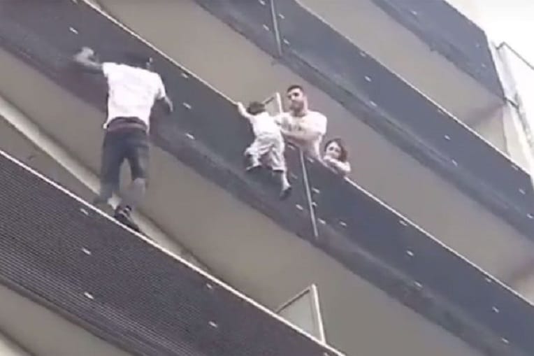 France : l’homme qui a sauvé un enfant suspendu dans le vide est un sans-papier malien (Vidéo)