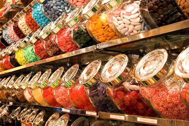 Un additif très présent dans les sucreries bientôt banni en France