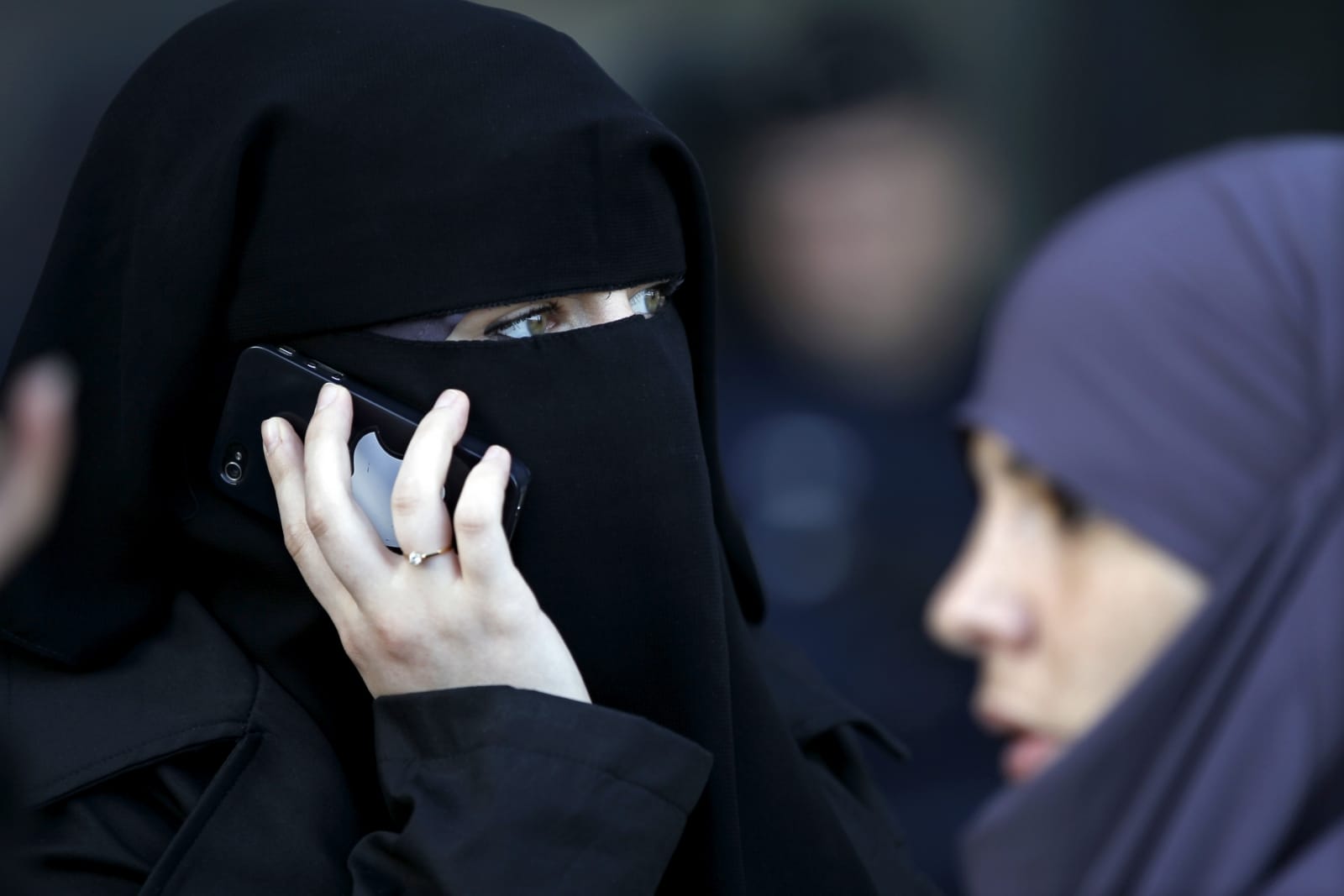 France : une femme voilée condamnée à trois mois de prison ferme pour refus d’ôter son niqab