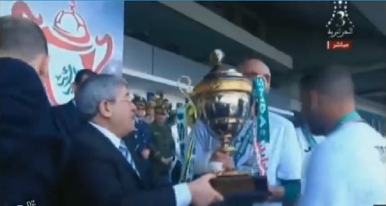 VIDÉO. Ouyahia remet la Coupe d&rsquo;Algérie à l&rsquo;USMBA