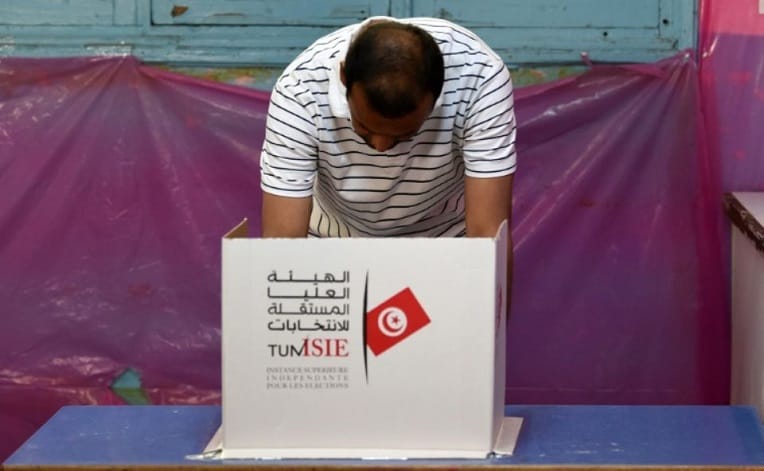 Pessimistes, les jeunes boudent les premières municipales post-révolution en Tunisie