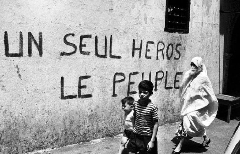 8 mai 45 : des milliers de personnes marchent à Sétif et Kherrata