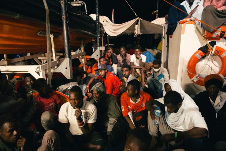 Migrants: situation confuse en Méditerranée, les navires en quête de solution