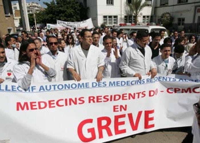 Les résidents en sciences médicales réinvestissent la rue dans plusieurs villes