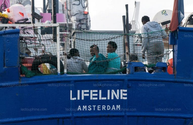 Centres de contrôles, renforcement des frontières : ce que contient l’accord européen sur les migrants