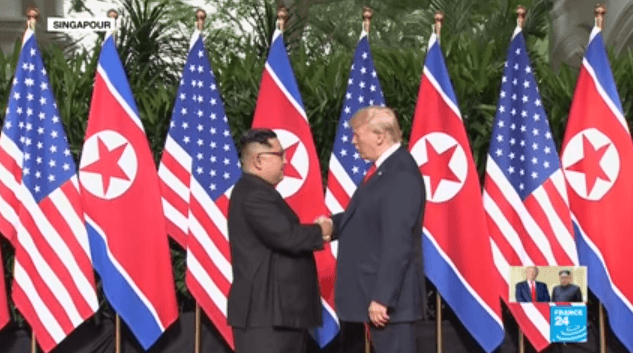VIDÉO. La poignée de main historique entre Trump et Kim