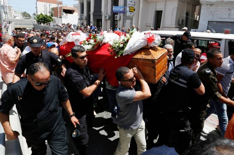 La Tunisie rend hommage à ses six policiers tués dans un attentat jihadiste