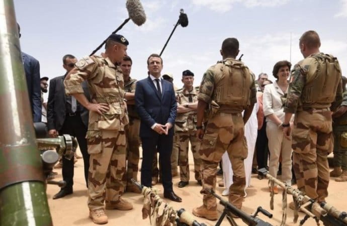 Macron en Mauritanie où l’UA poursuit un sommet assombri par des attaques au Sahel