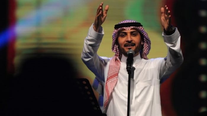 Arabie saoudite : une fan veut étreindre un chanteur et risque des poursuites pour « harcèlement »