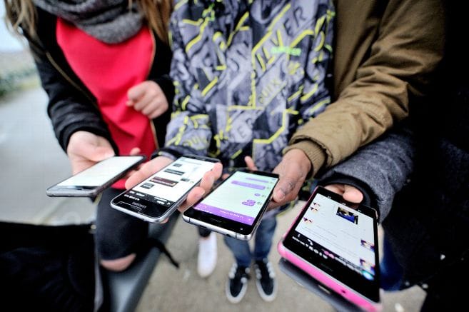 La France interdit les portables dans les écoles et collèges