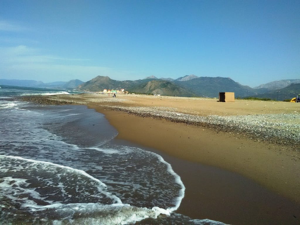 À Bejaia, les plages sont sales et presque vides