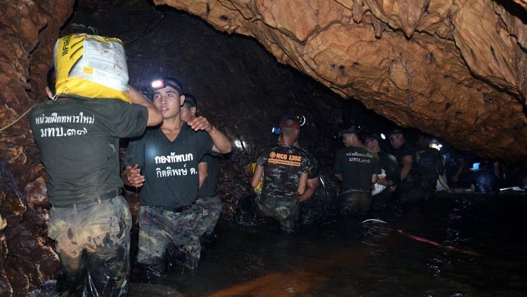 Thaïlande : quatre des treize jeunes de la grotte évacués, les autres lundi (Vidéos)