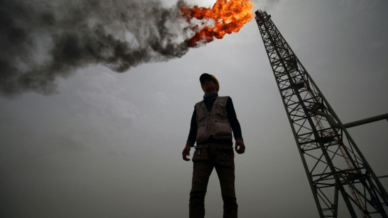 Le pétrole, affecté par la flambée du dollar, recule