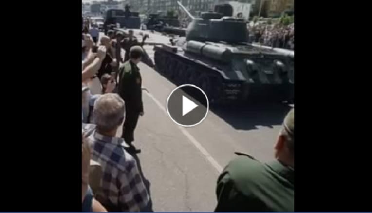 VIDÉO. Un char russe se renverse après un défilé militaire