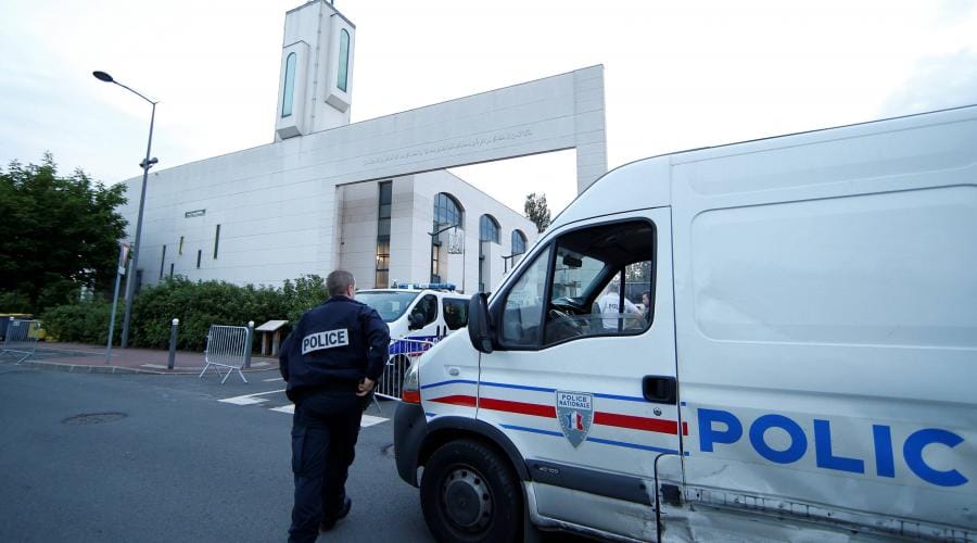 France : un conducteur percute volontairement les portes d’une mosquée